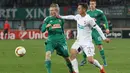 Winger Rapid, Florian Kainz (kiri), mencoba menguasai bola dari hadangan gelandang Viktoria Plzen, Milan Petrzela. Jumat (23/10/2015) dini hari WIB. (Bola.com/Reza Khomaini)