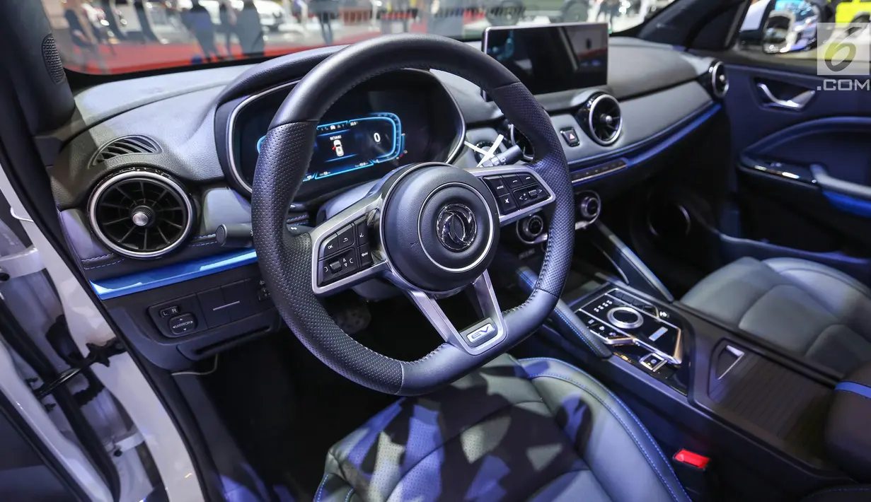Desain interior mobil listrik DFSK Glory E3 saat dipamerkan dalam GIIAS 2019 di ICE BSD, Tangerang, Jumat (19/7/2019). DFSK Glory E3 disematkan operating system generasi baru DFSK Lin OS 4.0 yang akan memberikan kemudahan akses untuk mengontrol segala aktivitas mobil. (Liputan6.com/Fery Pradolo)