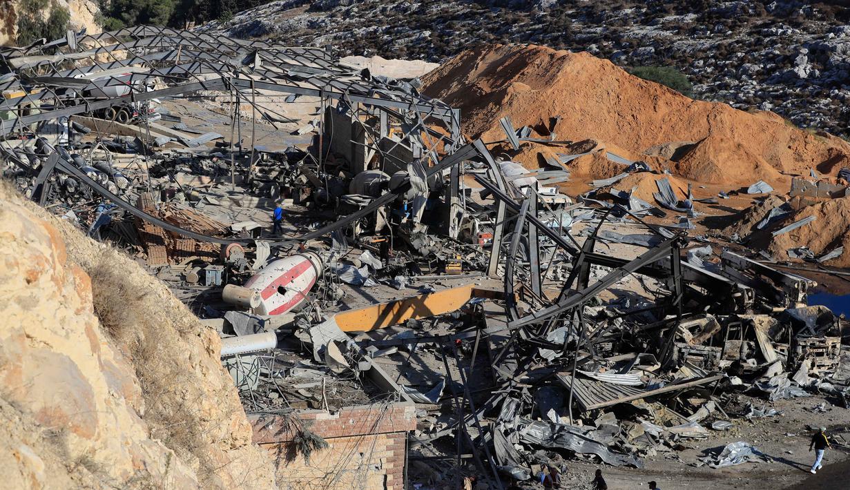 Salah satu serangan udara Israel menghantam kompleks pabrik semen di Desa Ansar, dekat Doueir, Lebanon selatan. (AP Photo/Mohammad Zaatari)