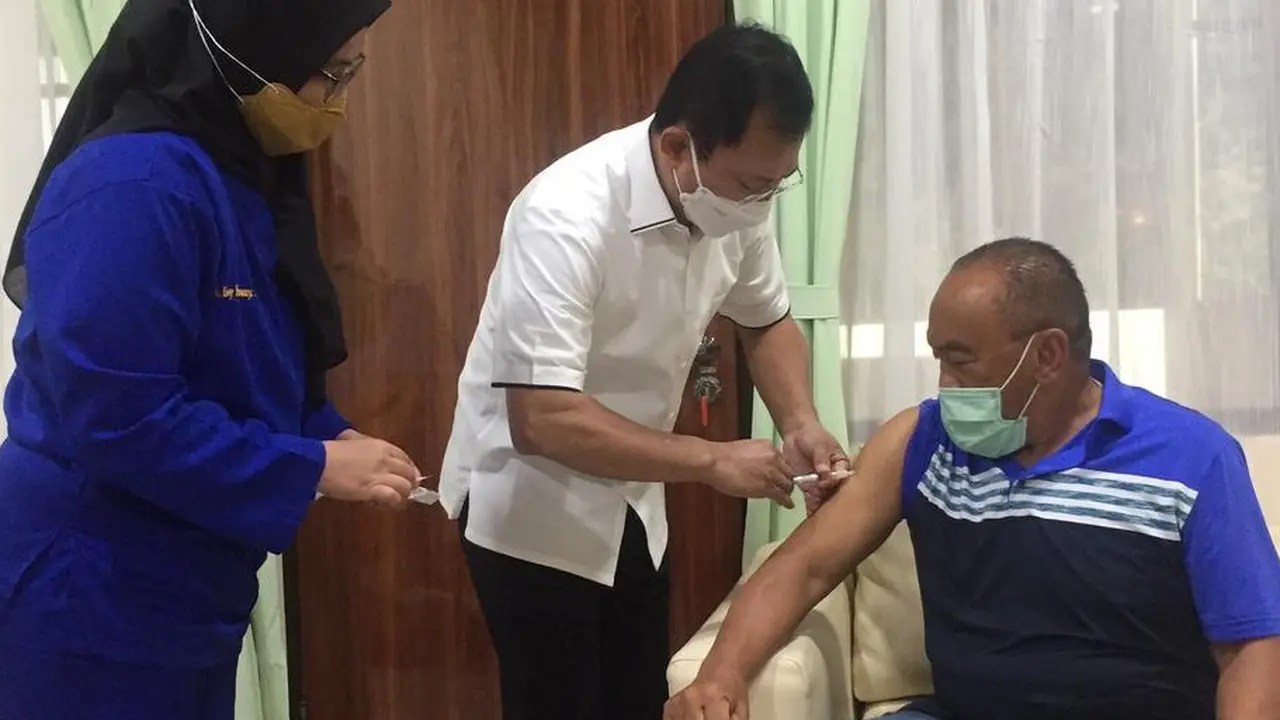 Aburizal Bakri selesai menjalani suntik vaksin Nusantara.