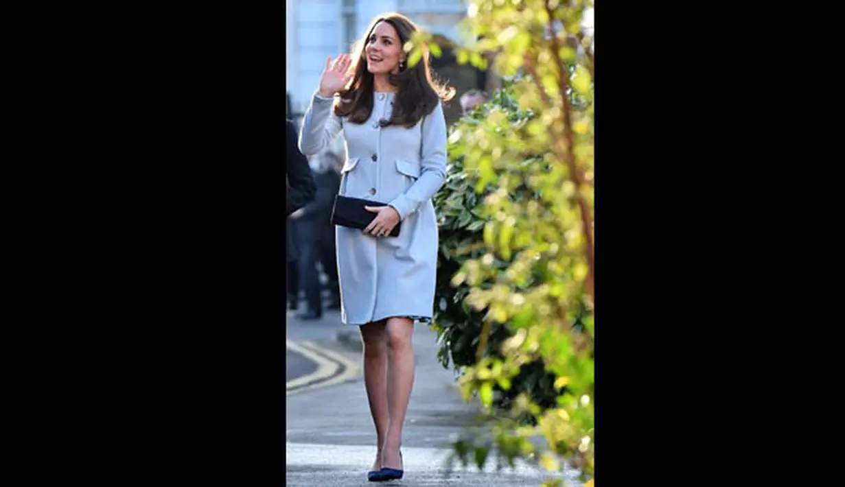 Kate Middleton saat menghadiri pembukaan Kensington Leisure Centre di London, Inggris, Senin (19/1/2015). (AFP PHOTO/Ben Stansall/POOL)
