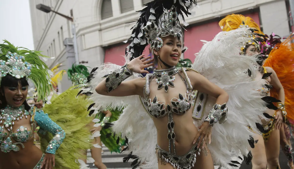 Penari samba Jepang mengikuti acara tahunan Karnaval Asakusa Samba ke-34 di Tokyo, Jepang, 29 Agustus 2015. Sekitar 5.000 orang berpartisipasi dalam karnaval terbesar yang ada di Jepang ini. (REUTERS/Toru Hanai)