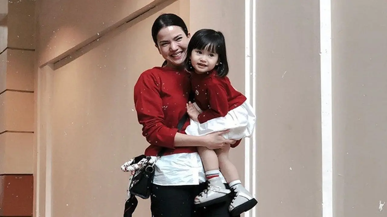 7 Potret Alice Norin dan Sang Putri Pakai Baju Couple, Kompak Banget