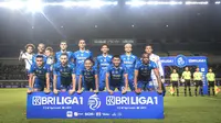 Starting XI Persib Bandung berfoto sebelum dimulainya laga lanjutan pekan ke-3 BRI Liga 1 2023/2024 antara Persib Bandung melawan Dewa United FC di Stadion Gelora Bandung Lautan Api (GBLA), Bandung, Jumat (14/07/2023). (Bola.com/Bagaskara Lazuardi)