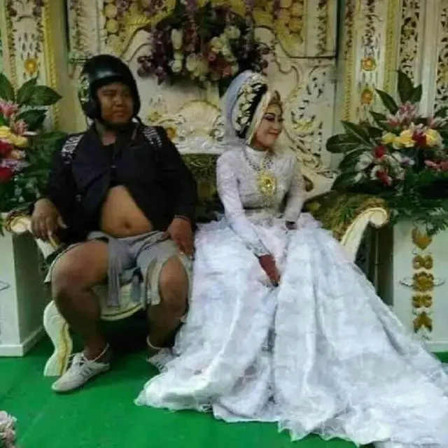 10 Outfit Nyeleneh Mempelai Pria di Hari Pernikahan, Enggak Cocok dengan Pasangan