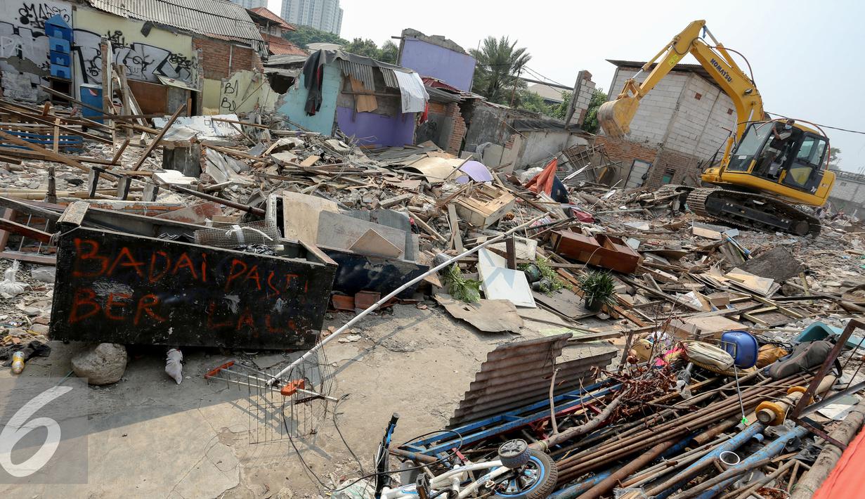 Petugas dibantu dengan alat berat merobohkan bangunan di kawasan Kebon Kosong, Jakarta, Senin (15/6/2015). Pembongkaran tersebut dilakukan untuk membenahi wilayahnya agar aktivitas pedagang kaki lima (PKL) lebih tertata. (Liputan6.com/Faizal Fanani)