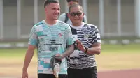 Senyum sumringah Calvin Verdonk saat menjalani sesi latihan bersama Timnas Indonesia di Stadion Madya, Gelora Bung Karno, Jakarta, Jumat (31/5/2024). (Bola.com/M Iqbal Ichsan)
