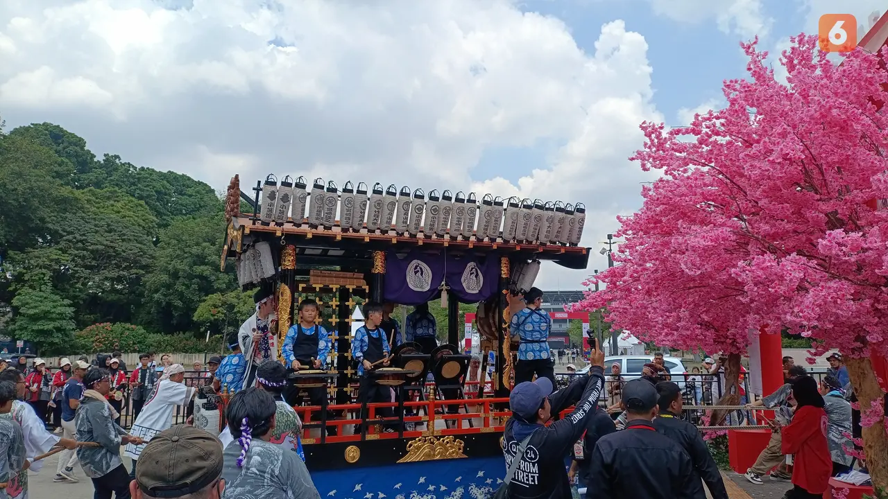 Arak-arakan omikoshi meriahkan Jak-Japan Matsuri 2025 di GBK Senayan, Jakarta, Minggu (28/9/2025).