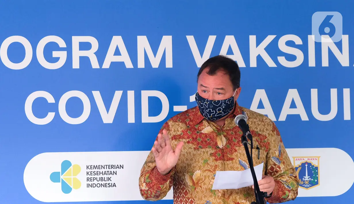 Ketua AAUI HSM Widodo memberi sambutan pada acara Sentra Vaksinasi COVID-19 AAUI di Lakespra Saryanto, Pancoran, Jakarta, Jumat (18/06/2021). Sentra vaksinasi untuk masyarakat sebagai bentuk dukungan pemerintah mencegah Virus Covid-19 dengan target lebih 5.000 orang. (Liputan6.com/HO/Ading)