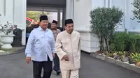Anggota Wantimpres Habib Luthfi bin Yahya (kanan) dan Menhan Prabowo Subianto (kiri) menemui Presiden Jokowi di Istana, Jakarta, Selasa 8 Agustus 2023. (Liputan6.com/Lizsa Egeham)