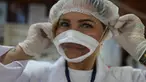 Seorang pekerja memakai masker transparan di Istanbul, Turki, Rabu (27/5/2020). Kota Avcilar baru-baru ini memutuskan untuk memproduksi masker wajah yang dirancang khusus bagi kaum tunarungu di tengah pandemi COVID-19. (Xinhua/Osman Orsal)