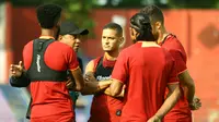 Pelatih anyar Divaldo Alves memberi arahan khusus kepada empat pemain asing Persik. (Bola.com/Gatot Susetyo)