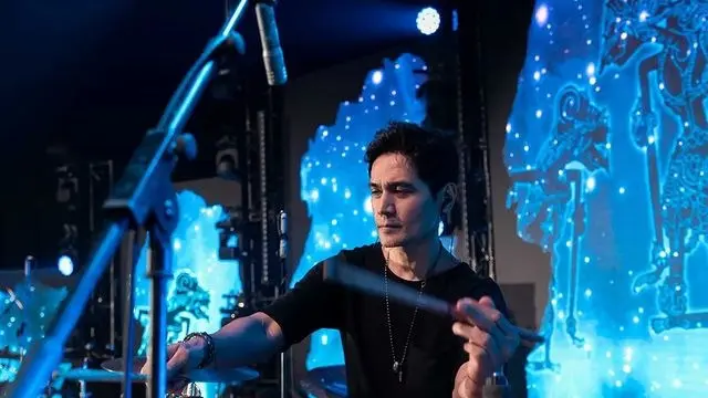 7 Potret Tyo Nugros, Drummer Dewa 19 yang 'Menolak Tua' di Usia 52 Tahun