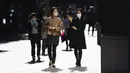 Wanita dengan masker wajah berjalan di Tokyo, Jepang, Jumat (16/10/2020). Ibu Kota Jepang itu mengonfirmasi lebih dari 180 kasus virus corona COVID-19 baru pada hari Jumat. (AP Photo/Hiro Komae)