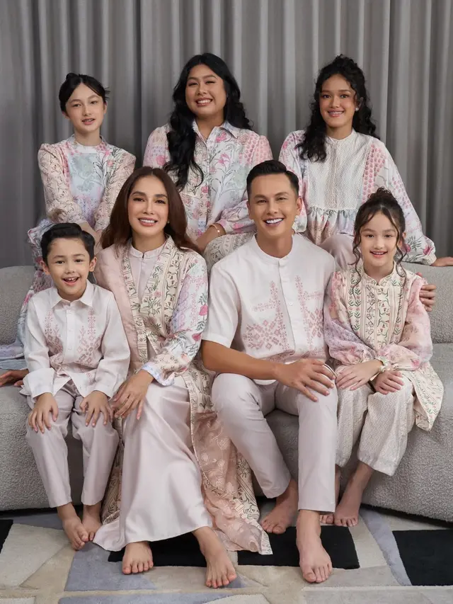 Model Baju Lebaran Keluarga Ussy Pratama dan Andhika Pratama