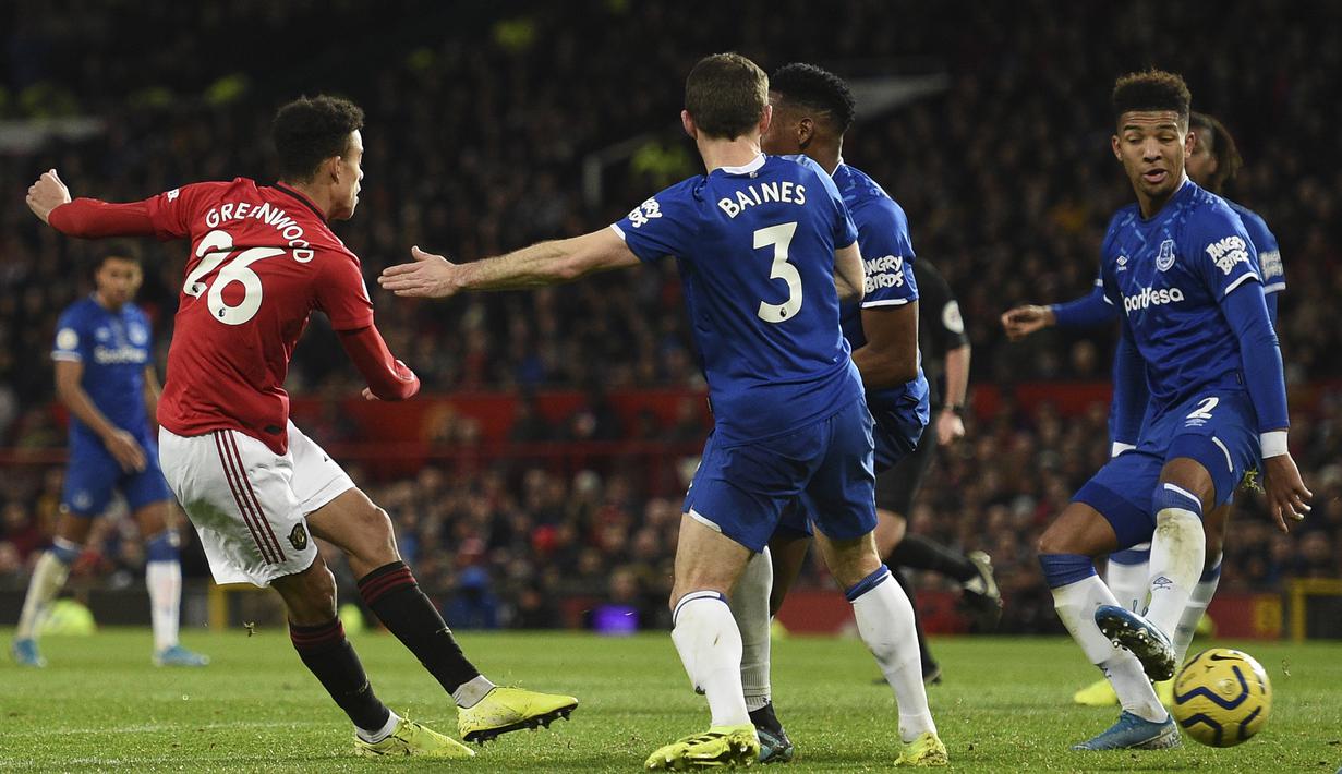 Proses terjadinya gol yang dicetak striker Manchester United, Mason Greenwood, ke gawang Everton pada laga Premier League di Stadion Old Trafford, Manchester, Minggu (15/12). Kedua klub bermain imbang 1-1. (AFP/Oli Scarff)