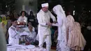 Kedua pengantin terlihat dengan mengenakan busana putih-putih. Dalam akad nikah, Angel Lelga mengenakan hijab warna putih. Begitu juga Vicky dengan peci warna serupa. (Nurwahyunan/Bintang.com)