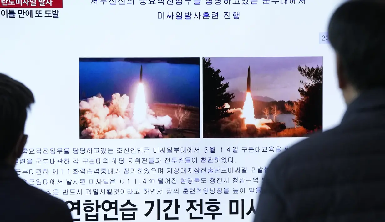 Korea Utara meluncurkan uji coba rudal balistik antarbenua Kamis (16/3) hanya beberapa jam sebelum para pemimpin Korea Selatan dan Jepang bertemu di KTT Tokyo yang diperkirakan akan dibayangi oleh ancaman nuklir Korea Utara. (AP Photo/Ahn Young-joon)