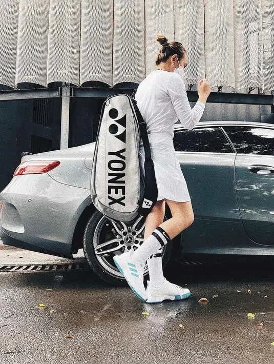 Ini tampilan Amanda saat bermain bulutangkis. Dia tampak begitu modis memadukan long sleeve top, celana, kaos kaki, dan sepatu warna putih. (Instagram/amandamanopo)