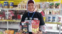 Dewi Hidayati, owner Satria Food, memamerkan produk unggulannya, cemilan sehat berupa kripik salak. (Foto: Liputan6.com/Galoeh Widura)