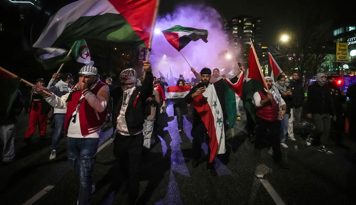 Unjuk rasa tersebut diselenggarakan oleh Samidoun Palestinian Prisoner Solidarity Network bersama Palestinian Youth Movement. Kelompok tersebut secara khusus ingin mengambil sikap menentang Wali Kota Vancouver Ken Sim. (Darryl Dyck/The Canadian Press via AP)