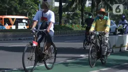 Warga bersepeda di kawasan Bundaran, Hotel Indonesia, Jakarta, Minggu (20/3/2022). Warga mulai ramai beraktifitas olahraga saat Jakarta kembali menerapkan kebijakan PPKM level 2. (Liputan6.com/Herman Zakharia)