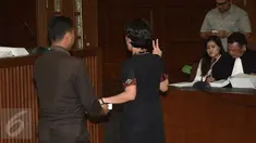 Dokter Psikiatri dari Departemen Psikiatri Fakultas Kedokteran UI RSCM Natalia Widiasih, saat di sumpah sebelum menjadi saksi ahli dalam sidang perkara pembunuhan Wayan Mirna Salihin di PN Jakarta Pusat, Kamis,(18/8). (Liputan6.com/Helmi Afandi) 