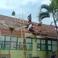 Sejumlah fasilitas umum di Bawean mulai diperbaiki usai terdampak gempa. (Istimewa)