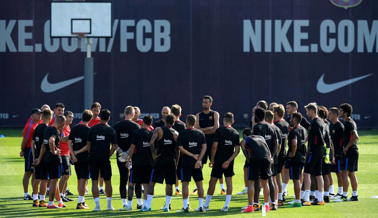 Pelatih Barcelona, Ernesto Valverde, memimpin latihan di Joan Gamper, Barcelona, Senin 17 Juli 2017. La Blaugrana menggelar latihan untuk mempersiapkan skuat yang akan menjalani tur pramusim di AS. (AFP/Lluis Gene)