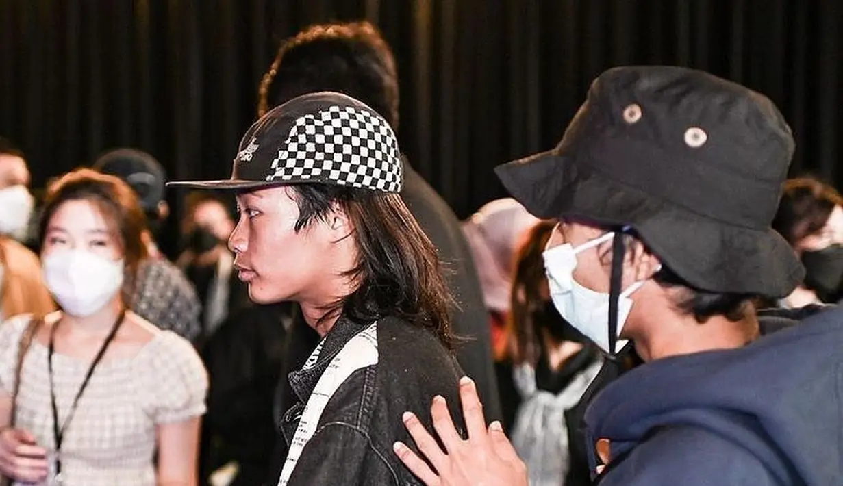 Sama seperti model lainnya, Bonge juga kedapatan punya pengawal. Bonge tampak didampingi saat datang di gelaran tahunan JF3 itu. (Liputan6.com/IG/@jf3_fashionfest).