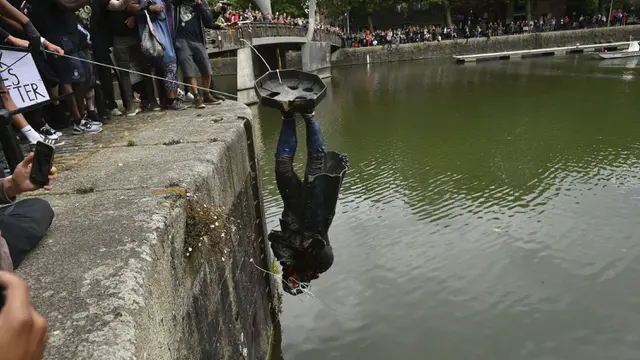 FOTO: Protes Kematian George Floyd, Demonstran Robohkan Patung Pedagang Budak