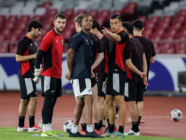 Pelatih Timnas Indonesia, Patrick Kluivert (tengah) berbincang dengan Jay Idzes dalam latihan resmi menjelang laga putaran ketiga Grup C Kualifikasi Piala Dunia 2026 di Stadion Utama Gelora Bung Karno (SUGBK), Senayan, Jakarta, Senin (24/03/2025). (Bola.com/Bagaskara Lazuardi)