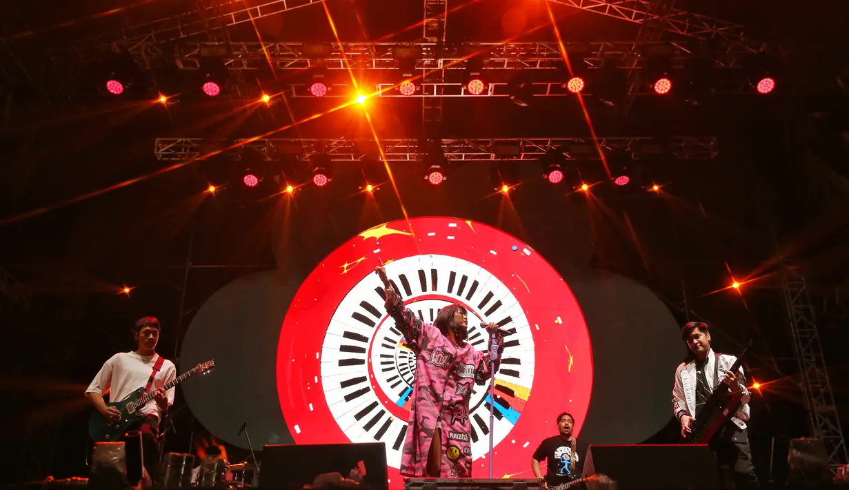 Penampilan Vierratale di panggung Social Chic 2024, Minggu (4/8). [Foto: Adrian Putra/Fimela]