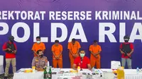 Konferensi pers pelaku teror bom molotov yang dilatarbelakangi penggelapan sertifikat TORA di Kabupaten Kampar, beberapa waktu lalu. (Liputan6.com/M Syukur)