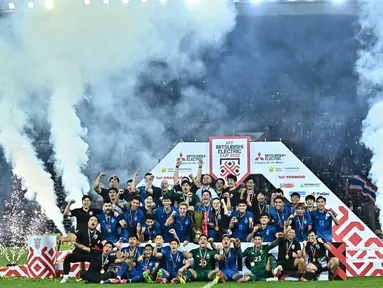 Para pemain Thaiand melakukan selebrasi usai menjuarai Piala AFF 2022. (AFP/Lillian Suwanrumpha)