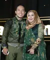 Ada yang berbeda pada penampilan istri Danny Cagur, Santi Widihastuti saat mendampingi suaminya di acara malam penghargaan Panasonic Gobel Awards yang berlangsung Jumat (14/10/2016) malam. (Galih W. Satria/Bintang.com)