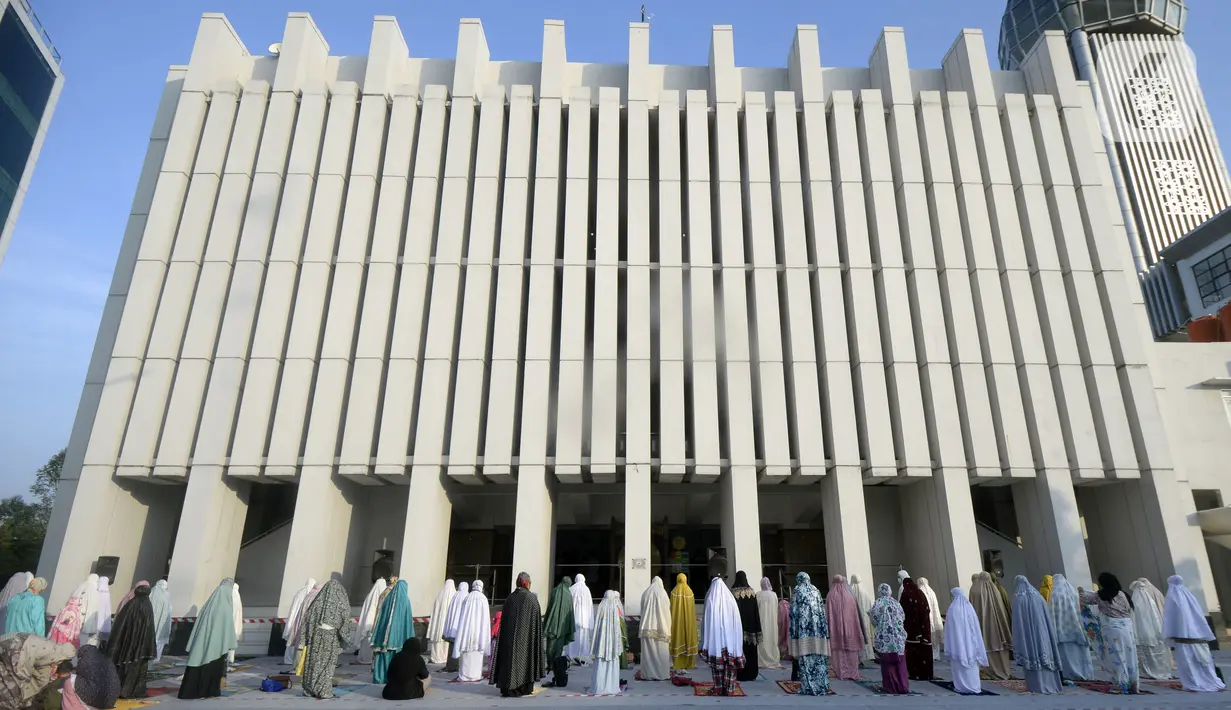 Pegawai pemerintahan Wali Kota Tangerang Selatan melaksanakan salat Idul Adha 1441 H di Masjid Al I'tishom, Kompleks Wali Kota Tangerang Selatan, Jumat (31/7/2020). Salat menerapkan physical distancing atau jaga jarak untuk mengantisipasi penularan COVID-19. (merdeka.com/Dwi Narwoko)