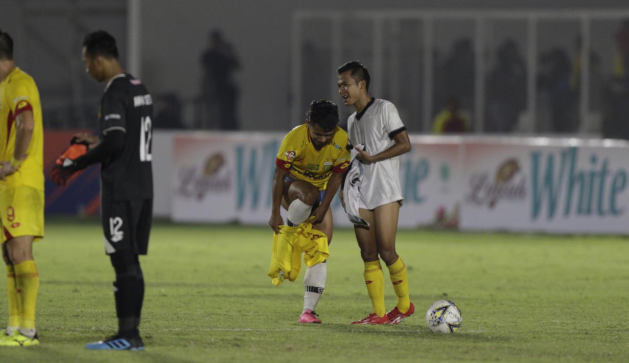 Gelandang Madura United, Andik Vermansah, bertukar jersey dan celana dengan gelandang Bhayangkara FC, Wahyu Suboseto, pada laga Liga 1 2019 di Stadion Madya, Jakarta, Senin (5/8). Kedua tim bermain imbang 1-1. (Bola.com/M iqbal Ichsan)
