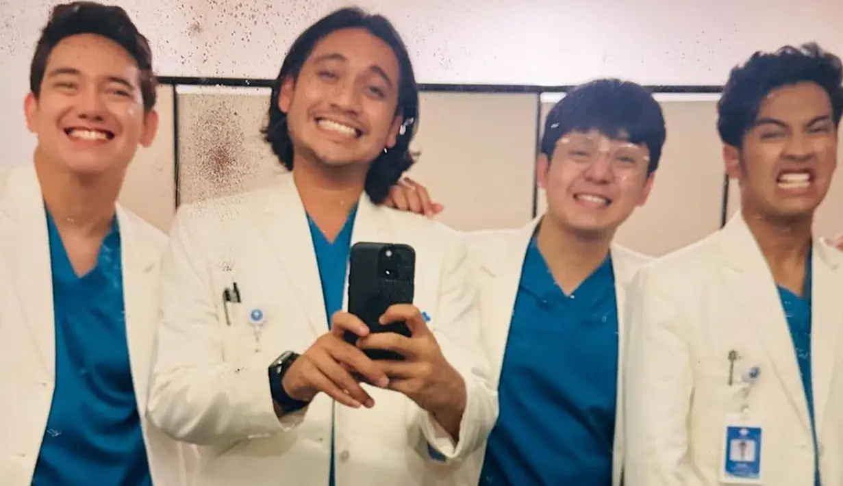 Adipati Dolken, Giorgino Abraham, Arbani Yasiz dan Abidzar tampil ganteng dengan kostum dokter. Diangkat dari webtoon berjudul sama, series ini mengisahkan tentang empat calon dokter yang hari-harinya penuh dengan belajar, capek, ketawa, nangis, tapi tetap diwarnai hal-hal absurd. (Liputan6.com/IG/@abidzar73)