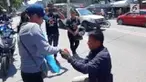 Cara mengejutkan dipilih seorang marinir untuk melamar kekasihnya, yakni dengan berpura-pura mengalami kecelakaan.