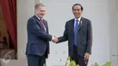 Presiden Jokowi bersalaman dengan Presiden Finlandia Sauli Niinisto di teras belakang Istana Merdeka, Jakarta, (3/11/2015). Pertemuan tersebut akan membahas tata kelola lahan gambut untuk antisipasi bencana kebakaran hutan. (Liputan6.com/Faizal Fanani)