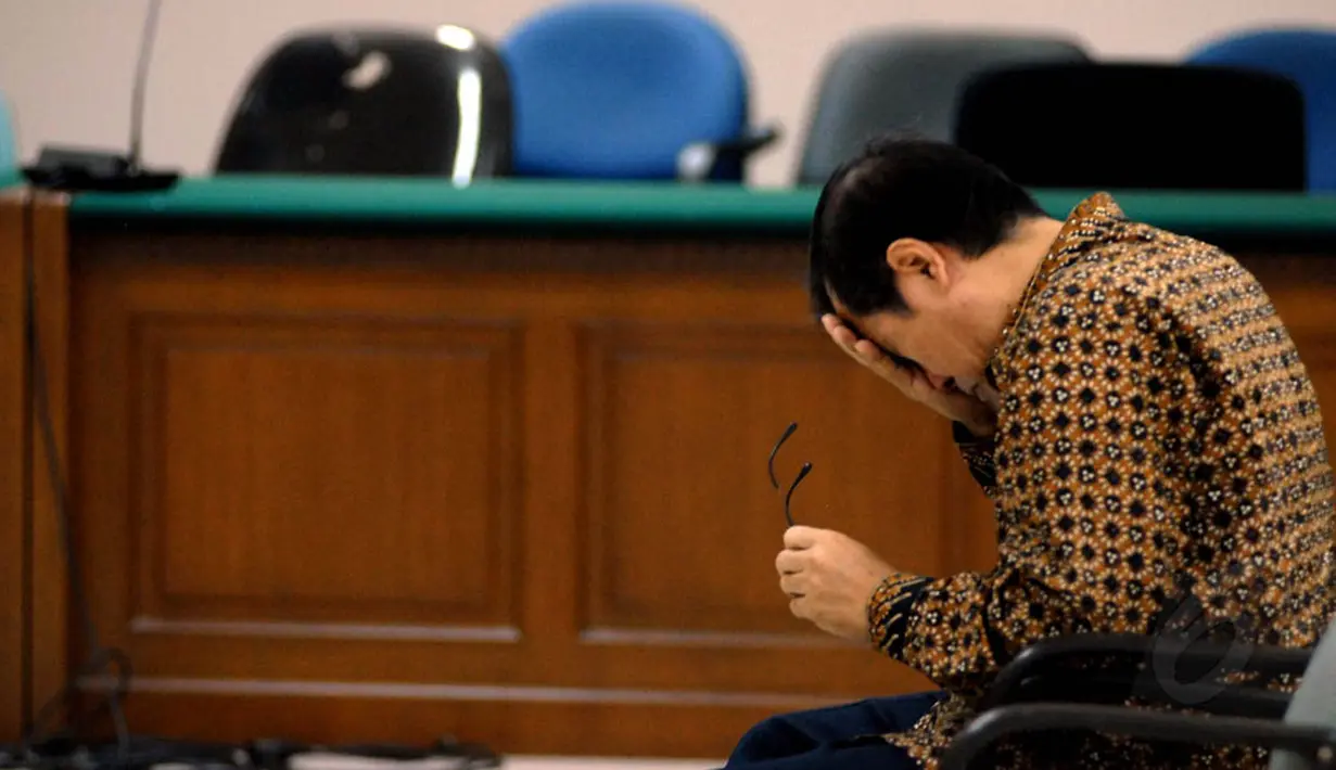Sudjadnan Parnohadiningrat tampak meneteskan air mata usai Majelis Hakim membacakan vonis untuknya, Jakarta, Rabu, (23/7/14) (Liputan6.com/ Miftahul Hayat)