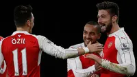 Mesut Ozil (kiri), Theo Walcott (tengah), dan Olivier Giroud (kanan) merayakan gol Arsenal ke gawang Manchester City di Emirates, London, Selasa (22/12/2015) dini hari WIB. Keduanya menjadi kunci bagi The Gunners menuju trofi juara. (AFP/Adrian Dennis)