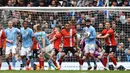 Gelandang Manchester City, Mateo Kovacic (tengah) mengeksekusi tendangan bebas yang berbuah gol kedua timnya ke gawang Luton Town pada laga pekan ke-33 Premier League 2023/2024 di Etihad Stadium, Manchester, Sabtu (13/4/2024). (AFP/Darren Staples)