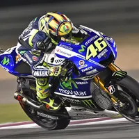 AKSI - Gaya Valentino Rossi ketika memacu motornya di ajang MotoGP