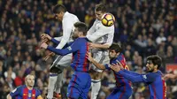 Pertemuan Real Madrid dan Barcelona yang bertajuk El Clasico selalu menarik perhatian seluruh dunia, laga ini berakhir imbang 1-1 saat Real Madrid bertandang ke Camp Nou stadium, Barcelona, (3/12/2016). (AFP/Pau Barrena)