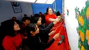 Para siswa belajar memainkan wayang kulit dengan arahan dari seniman wayang di Sekolah Dasar Xiyoucun di Kota Shahe, Provinsi Hebei, China utara, pada 24 November 2020. (Xinhua/Fan Shihui)