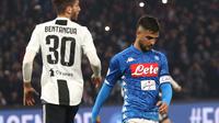 Penyerang Napoli, Lorenzo Insigne, tampak lesu usai ditaklukkan Juventus pada laga Serie A di Stadion San Paolo, Minggu (3/3). Juventus menang 2-1 atas Napoli. (AP/Cesare Abbate)