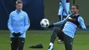 Pemain Manchester City, Kevin De Bruyne (kiri) melihat aksi rekannya Danilo pada sesi latihan di City Football Academy, Manchester, (20/11/2017). City akan melawan Feyenord ada grup F. (AFP/Oli Scarff)