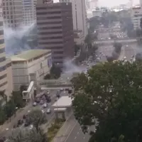 Sebuah ledakan bom terjadi di pos polisi Sarinah sekitar pukul 10.50 WIB pada hari ini, Kamis, 14 Januari 2016. Ledakan bom diduga merupakan aksi bom bunuh diri. (sumber: istimewa)